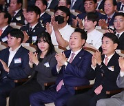 춘천 간 尹 “강원 첨단·관광 산업 활력”