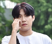 AB6IX 박우진, '그냥 볼하트 아니고 앞볼 하트에요' [MD포토]