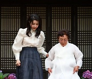 한산모시문화제 개막식장 향하는 김건희 여사