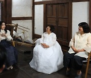 김건희 여사, 한산 모시 무형문화재 관계자들과 간담회