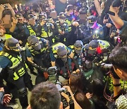 경찰, 대법 앞 야간 문화제 강제 해산…3명 쓰러져(종합)