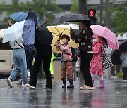 주말 돌풍·우박 동반 요란한 비…"우산 챙기세요"