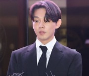 '마약 투약 혐의' 유아인, 불구속 검찰 송치...수사 4개월만