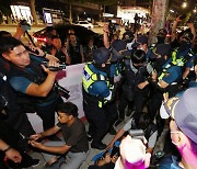 경찰, 대법원 앞 1박 2일 문화제 참가자 강제해산 돌입