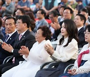 한산모시문화제 개막식 참석한 김건희 여사