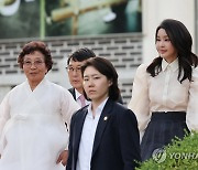 한산모시문화제 개막식 입장하는 김건희 여사