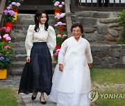 한산모시짜기 방연옥 장인과 행사장 향하는 김건희 여사