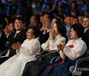 한산모시문화제 개막식에서 공연관람하는 김건희 여사