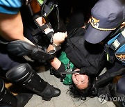 경찰, 대법원 앞 1박 2일 문화제 강제해산 돌입