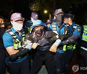 야간 집회 강제 해산하는 경찰