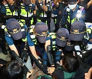 참가자 끌어내는 경찰