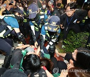 야간 집회 강제 해산하는 경찰
