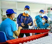 '제품의 질' 향상 강조하는 북한 전기기구공장 일꾼