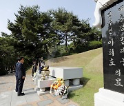이희호 여사 묘역 참배하는 박광온 민주당 원내대표