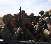 "우크라, 일부 지역서 러 1차 방어선 침투" -英국방부