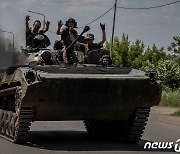 BMP-1 장갑차 타고 환호하는 바흐무트 우크라 군