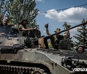 BMP-1 장갑차 타고 손 흔드는 바흐무트 우크라 군
