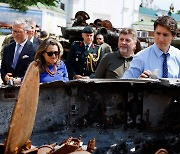 키이우의 러 군 장비 둘러 보는 캐나다 총리와 재무