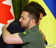 키이우 방문한 캐나다 총리와 포옹하는 젤렌스키