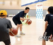 [포토] 김승현 '국가대표 스포츠 클럽 참가들에 원포인트 레슨'