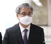 경찰, '채용 비리 혐의' 서훈 전 국정원장 소환 조사