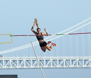 맥워터·거터머스, 부산국제장대높이뛰기 남녀 일반부 우승