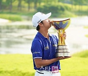 [포토] 최승빈 '23번째 대회 만에 생애 첫 우승 달성'