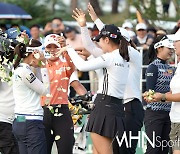 [Ms포토] 박민지 '대회 3번째 꽃 세례 받다'