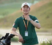 [Ms포토] 박민지 캐디 전병권 '3연패 대기록 달성'