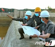 황주긴등물길공사 현장 선전하는 북한…"새 기록 창조 불길"