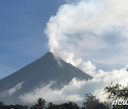 필리핀 마욘 화산, 재와 유독가스 내뿜자 1만3000명 대피