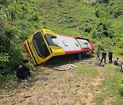 하노이서 교민 22명 태운 버스, 도로 밑 산비탈로 추락