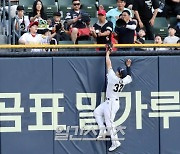 [포토]김재환,최형우 홈런성 타구를
