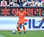 강원FC, 올 시즌 마지막 춘천 홈경기인 전북 현대전서 1-2 패