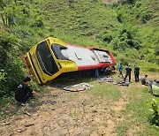 베트남서 한인 산악회원 22명 탄 버스 추락…3명 중상