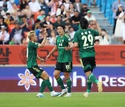 프로축구 ' 조규성 '멀티골' 폭발...전북, 강원에 2-1 역전승