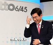 [포토] 로또 대국민 추첨 생방송 참석한 최상대 차관
