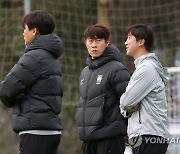 U-20 대표팀 훈련 지켜보는 김은중 감독