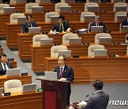 한 총리 "마시겠다" "책임지겠다"…민주당, 오염수 맹공(종합)