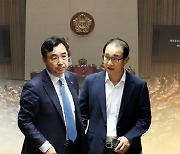 '2021년 전당대회 돈봉투 의혹' 野 윤관석·이성만 체포동의안 부결