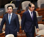 윤관석 "부당 수사", 이성만 "결백 증명"…민주당은 '한동훈 탓'
