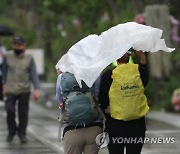 [내일 날씨] "앗 우산 없는데" 밤새 소나기 예보…돌풍·번개·천둥 동반