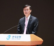 "물가·성장 두 토끼 쉽지않은 1년"… 이창용의 고민