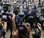 민주, 의총서 상임위원장 교통정리…"개딸 뽕에 통증 못느껴" 비판 목소리도(종합)