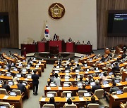 '돈봉투 의혹' 윤관석·이성만 체포동의안 모두 부결