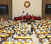 윤관석·이성만 체포안 부결에 야권서도 “정신 못 차렸다” 비판