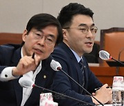 김남국, 사퇴 압박에도 교육위 첫 참석… 與 “양심 없다, 나가라”