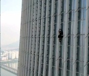 맨손으로 롯데타워 등반···20대 영국인 73층서 체포