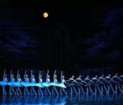우아한 '백조의 호수'·역동적인 '첫 번째 게임'…발레 축제