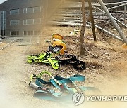 김해 공장서 지게차 적재물 떨어져 2명 사상